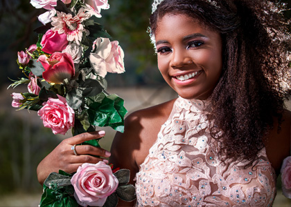 Menina de 15 anos sorrindo para a foto, ela usa anel de debutante