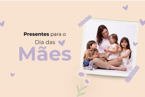Fundo rosa, à direita uma foto colada com fitas adesivas de uma mãe com seus três filhos. À esquerda o texto: Presentes para o Dia das Mães.