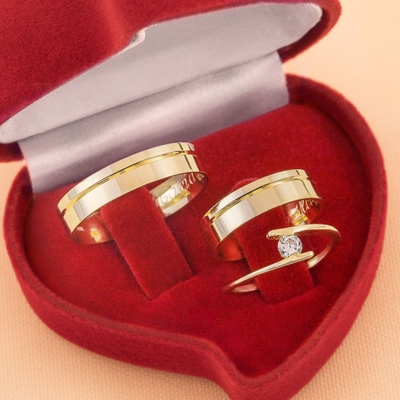 Kit Alianças Casamento Ouro com Friso 5mm + Anel Noivado Fascino Ouro 