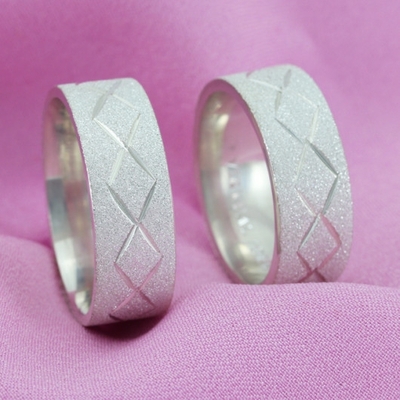 Alianças Namoro Prata Diamantadas 7mm 14g com Desenho