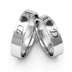 Alianças de namoro personalizadas em prata, com as iniciais do casal e um coração na parte externa