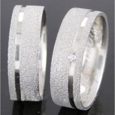 Alianças Compromisso Prata Diamantadas 7,5mm 14g com Friso e Pedra