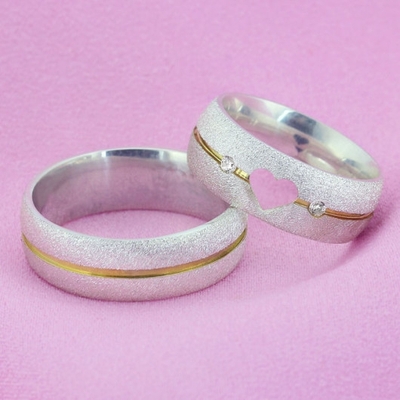 Alianças Compromisso Prata Diamantada Coração Vazado 7mm com Friso e Pedras 