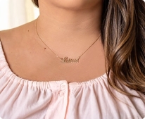 Mulher usando um colar personalizado com o nome Letícia