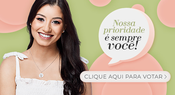 Mulher sorrindo, ela usa brincos e colar da Virtual Joias. Ao lado está escrito: Nossa prioridade é sempre você! Clique aqui para votar.