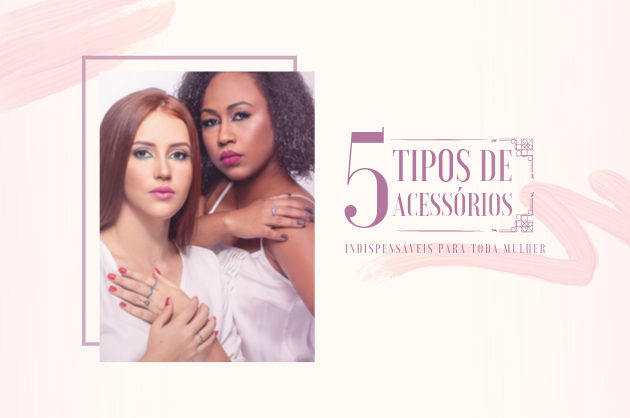Duas mulheres com a mão no ombro mostrando os anéis que estão usando