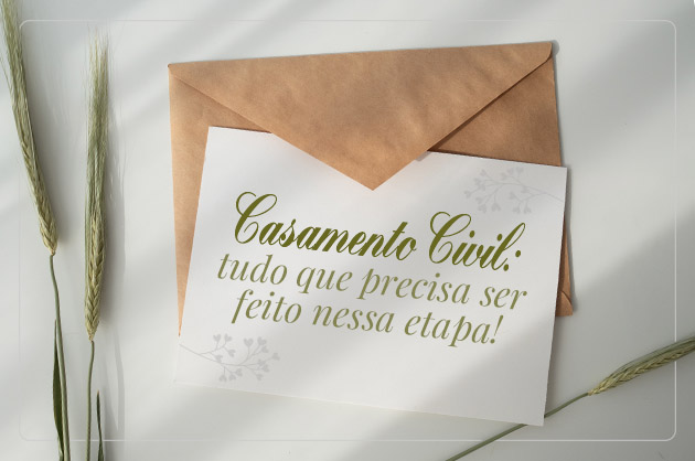 Envelope pardo com um convite de casamento, escrito em letra manuscrita em verde: Casamento Civil: tudo que precisa ser feito nessa etapa