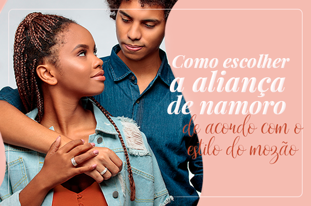 Casal segurando a mão um do outro, os dois usam alianças de namoro