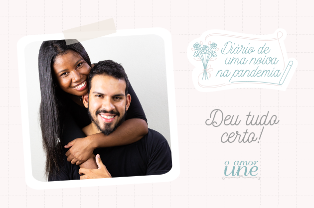 Noiva abraçando seu noivo por trás, os dois sorriem para a foto
