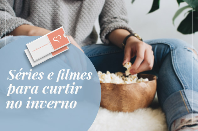 Pessoal sentada em um lugar confortável comendo pipoca