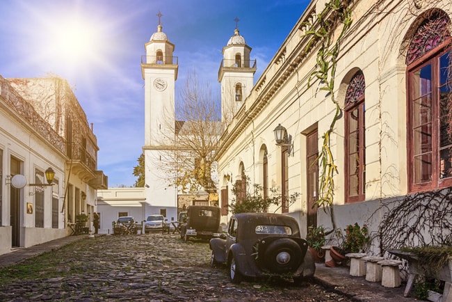 carros e casas tradicionais da cidade de colonia del sacramento no uruguai 