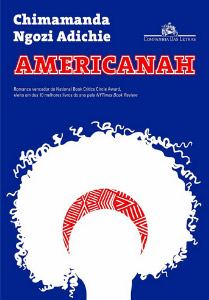 Capa do livro "Americanah" que é azul e tem uma ilustração de uma mulher com cabelo black power e faixa vermelha 