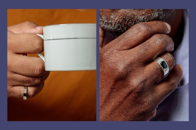 Mão masculina segurando uma xícara focando no anel, homem com a mão no queixo focando no anel