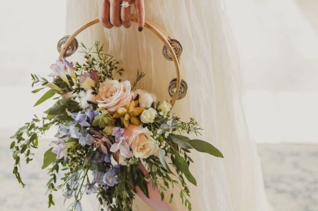 Estilo guirlanda Buquê de casamento do tipo guirlanda, a noiva criativa fez uma guirlanda com um pandeiro e várias flores penduradas