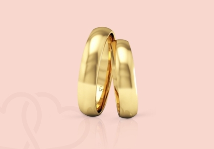 Mãos de uma noiva, ela usa uma aliança de casamento fina em Ouro 18K