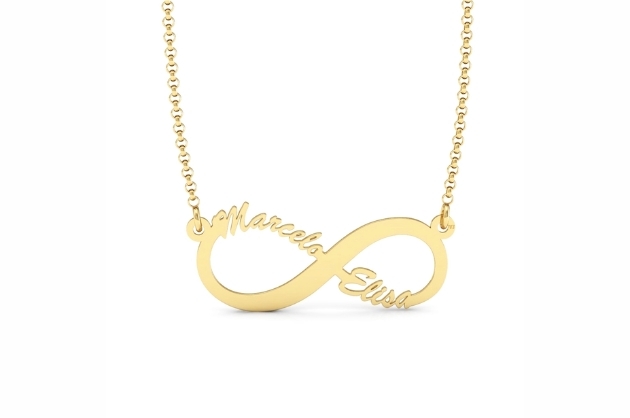 Colar em ouro com nomes entrelaçados formando o símbolo do infinito