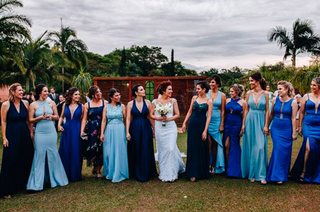 Noiva de branco e suas madrinhas com vestidos em tons de azul