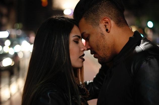 Elogie Casal com o rosto próximo em um momento de carinho