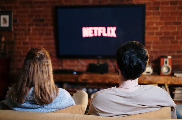 Não se esqueça dos bons momentos Namorados na sala assistindo netflix