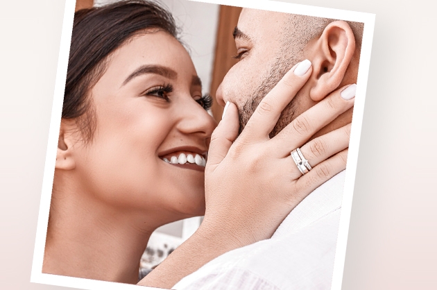 Casal de namorados sorrindo usando kit de namoro em prata virtual joias