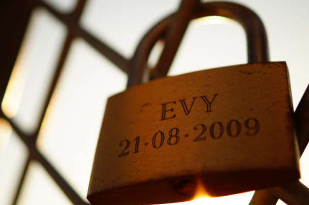 Nomes e datas especiais Data de namoro gravada junto com o nome “Evy”