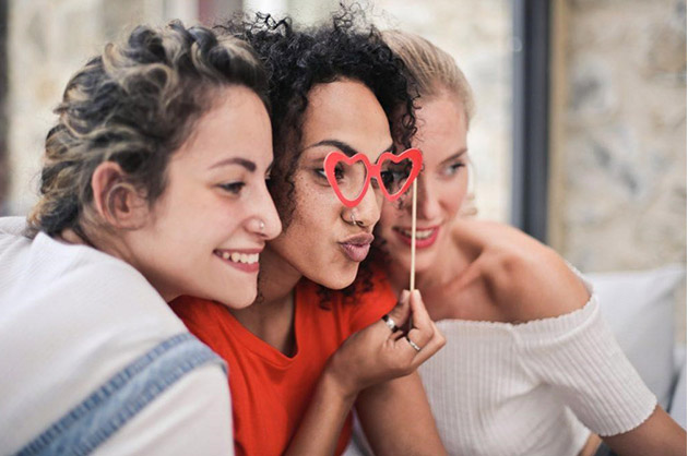 Tenham momentos separados Três amigas se divertindo juntas e tirando uma selfie