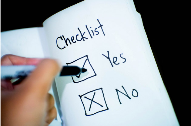 Papel com check-list escrito “sim” e “não” para confirmação do convidados no casamento 