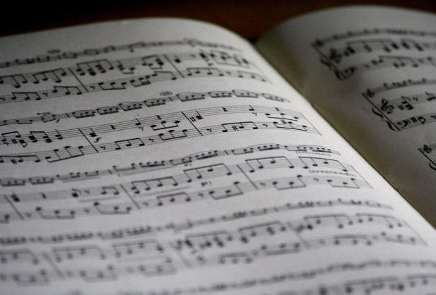 Frases de Músicas Partitura de música representando a gravação de frases de músicas nas alianças