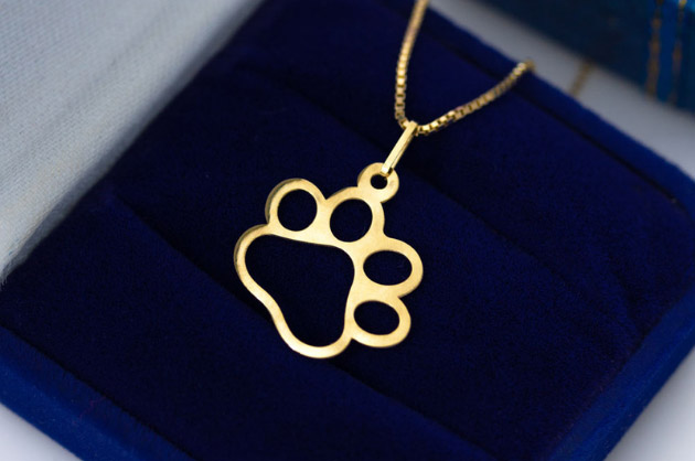 Pingente pet Pingente de patinha de pet em ouro 18K em uma caixinha de veludo