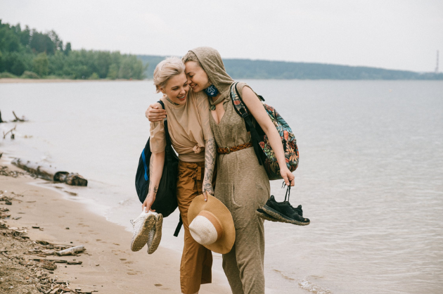 Planeje uma viagem com mozão Casal de mulheres abraçadas perto do mar