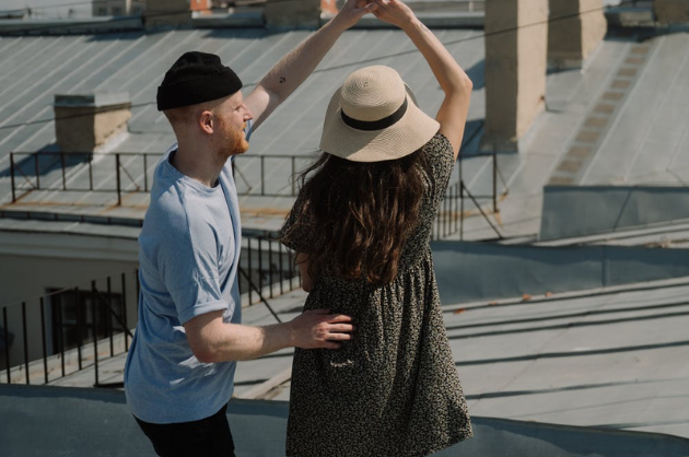 Casal em um terraço dançando juntos. 