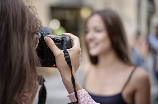Grave um vídeo Mulher tirando foto ou gravando vídeo de outra mulher.