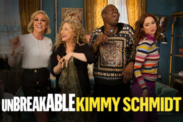 Unbreakable Kimmy Schmidt Quatro pessoas sorrindo e dançando da série “Unbreakable Kimmy Schmidt”