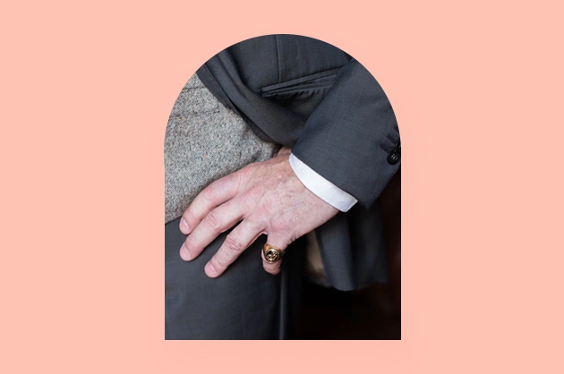mão com dedo polegar no bolso e restante dos dedos à mostra evidenciando o anel no dedo mindinho