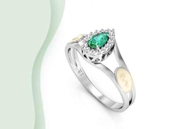 anel de formatura de prata com pedra solitária de zircónia verde e pequenas pedras cravejadas em volta