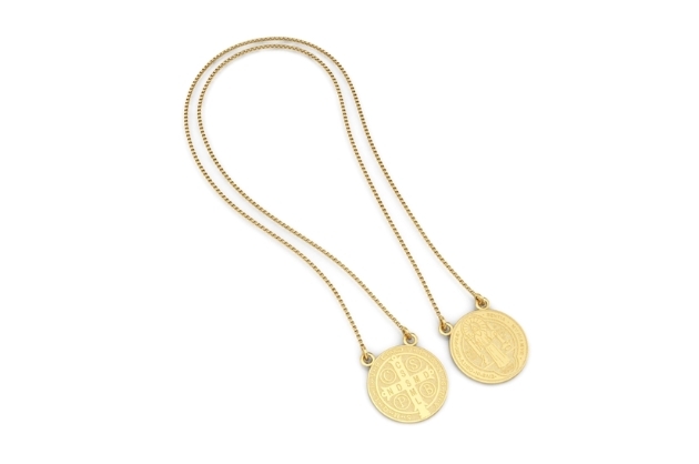 Fundo branco escapulário com medalha de São Bento em ouro 18k