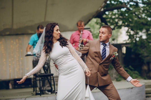 Casal de noivos durante uma dança de casal com a banda em segundo plano