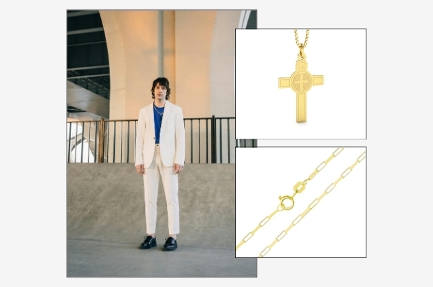 Noivo de terno branco e camisa azul escura, à direita pingente de cruz de São Bento e corrente de ouro