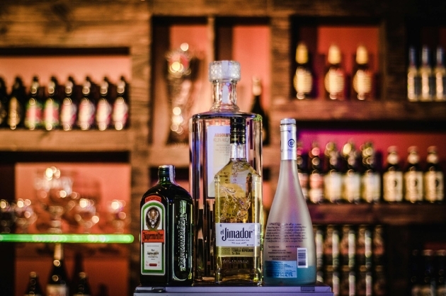 Garrafas de bebidas em uma bandeja