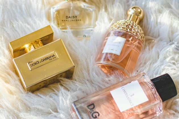 Perfume diversos sobre uma manta de pêlos