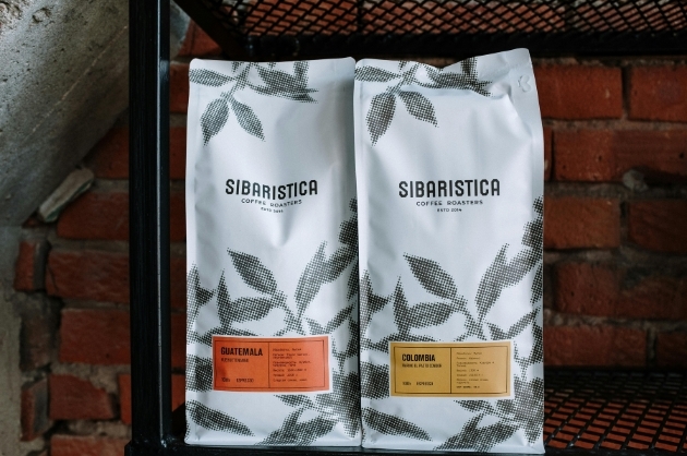 Pacotes de café gourmet em uma prateleira