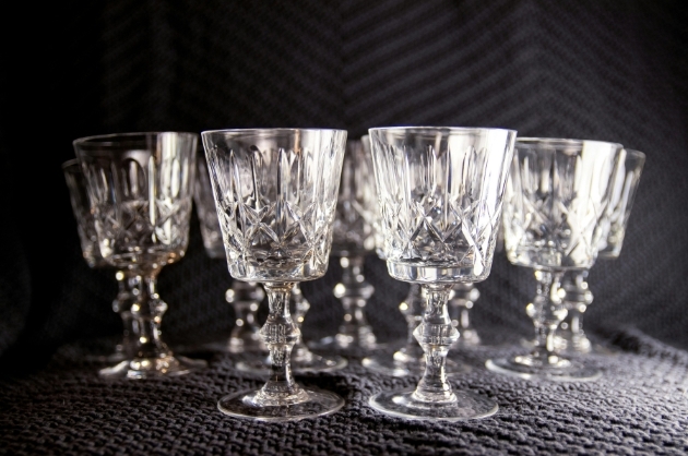 Taças de cristal sobre uma toalha de mesa preta