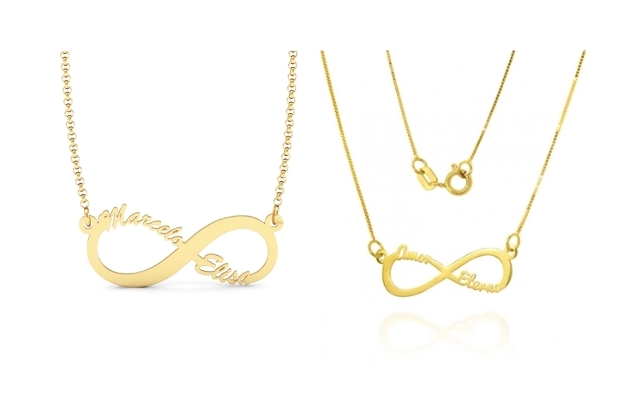 Colar de ouro com símbolo do infinito, ao lado mesmo colar com nomes do casal escritos no símbolo do infinito