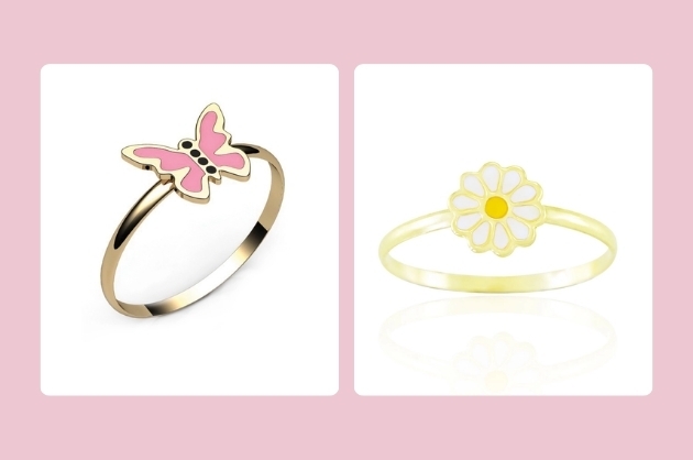 à esquerda anel de ouro com desenho de borboleta e aplicação em esmalte rosa, à direita anel de ouro com margarida em esmalte branco e laranja