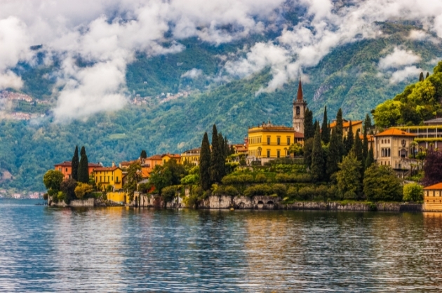 Paisagem do Lago Como na Itália com casinhas antigas em segundo plano
