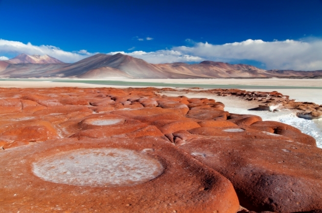 Crateras de areia vermelha do deserto do Atacama