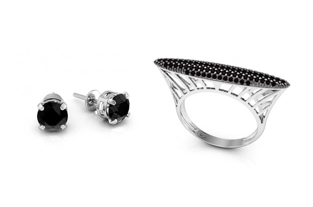 imagem com brinco prata com pedra ponto de luz preta e anel pavê prata com pedras pretas