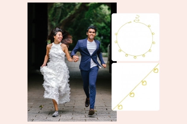 Noivos correndo descontraídos, noiva de vestido e tênis, noivo de terno azul sem gravata, à direita choker e pulseira com pingentes de coração vazado