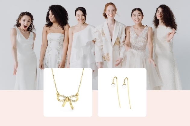 Modelos usando diversos estilos de vestido de noiva, centralizado abaixo da imagem colar em ouro com lacinho e pedras brancas, brinco palito com pérola