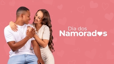 À esquerda: Homem negro e mulher branca jovens se olham com olhar apaixonado. À direito texto: Dia dos Namorados. Confira!